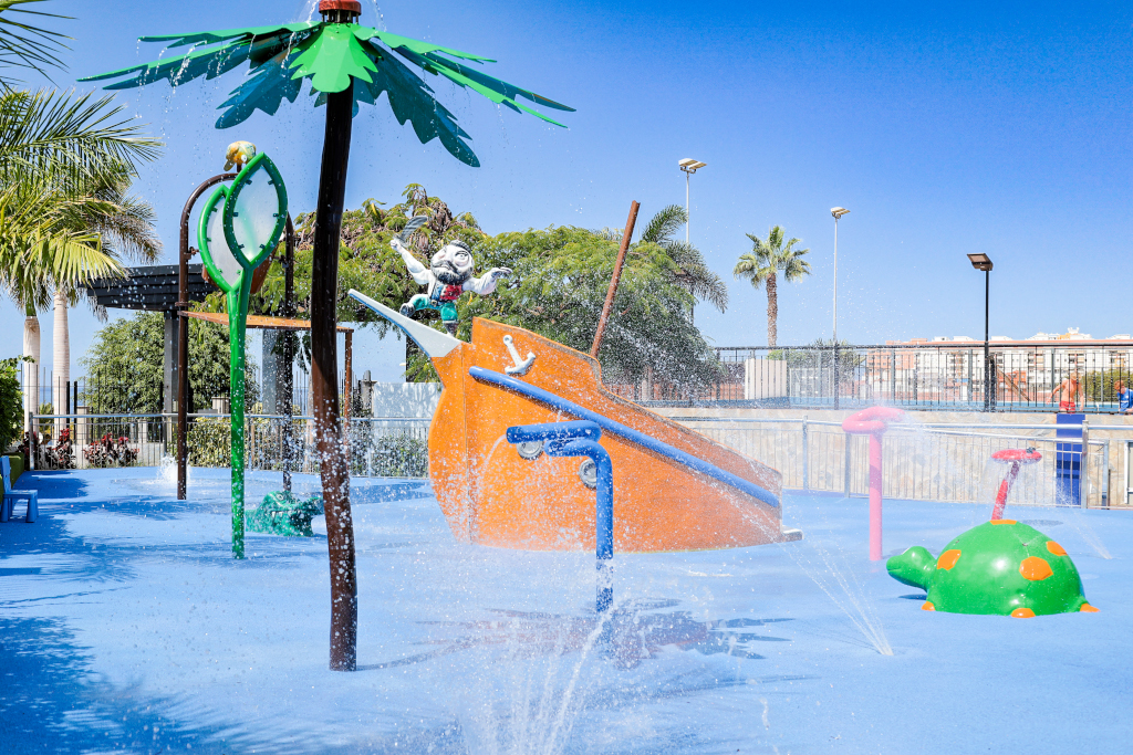 Zona de juegos acuática temática en un parque infantil de Tenerife.
