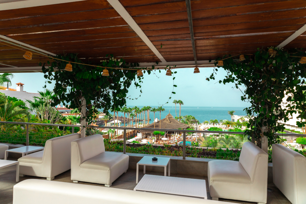 Terraza con sofás blancos y vista al mar en Tenerife.