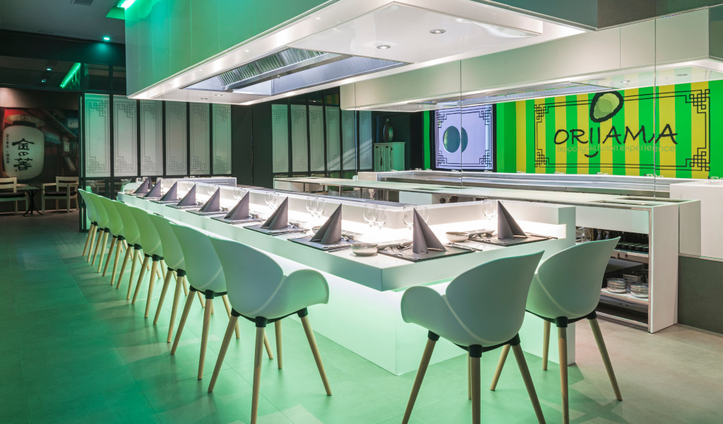 Restaurante elegante Oriamja con barra y sillas blancas en Tenerife.