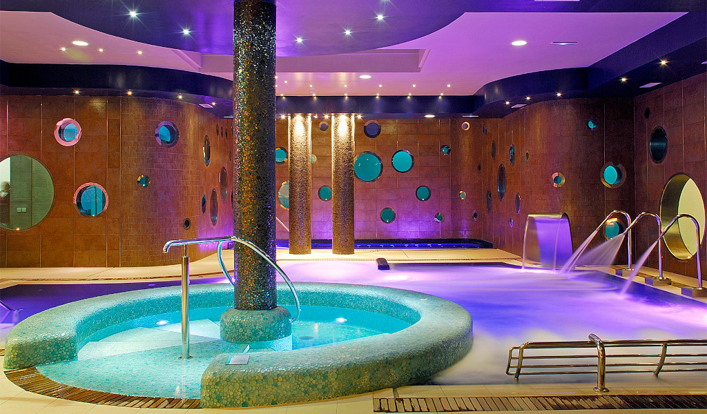 Spa con bañera de hidromasaje iluminada en un centro de bienestar en Tenerife.