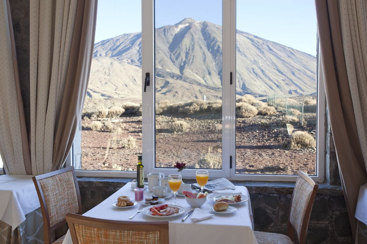 Desayuno con vista al Teide desde un restaurante en Tenerife.