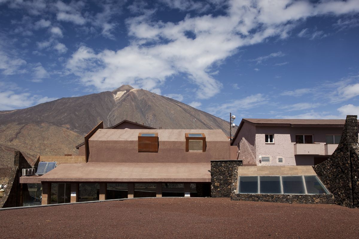 Edificio en el Parque Nacional del Teide, Tenerife, con el volcán de fondo.