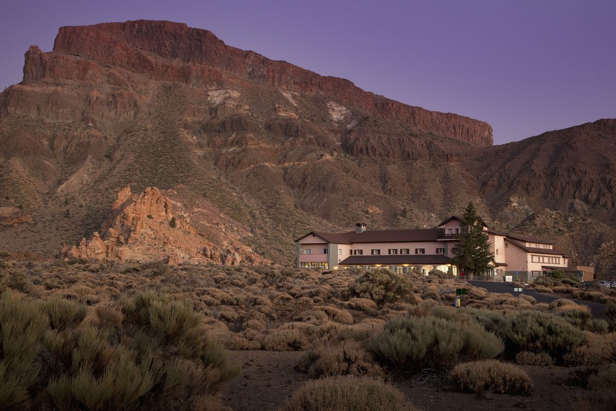 Hotel al pie de una montaña en el Parque Nacional del Teide, Tenerife.