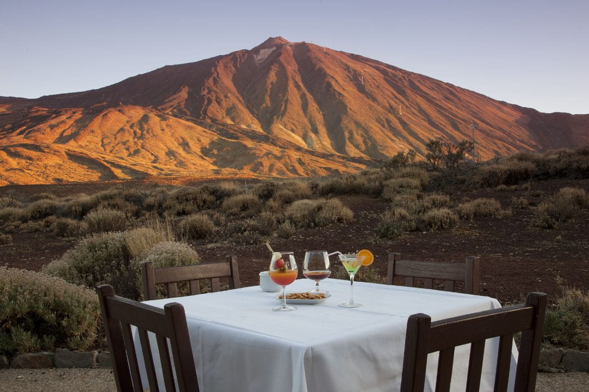 Mesa con bebidas frente al Teide en Tenerife.
