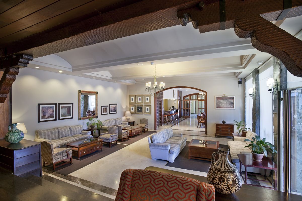 Sala de estar amplia con sofás y mesas de café en un hotel de Tenerife.