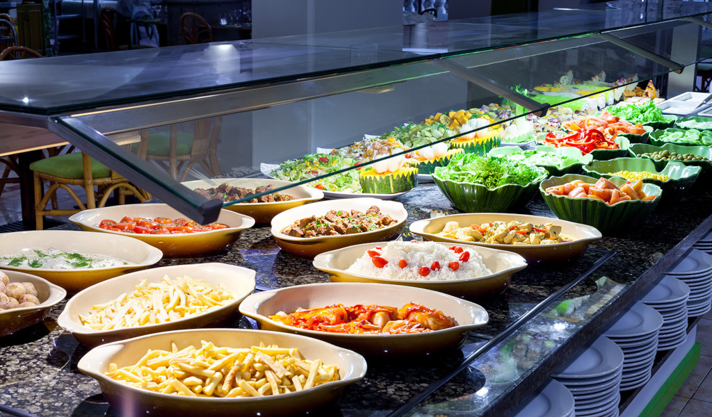 Buffet variado con platos de ensaladas y guarniciones en Tenerife.