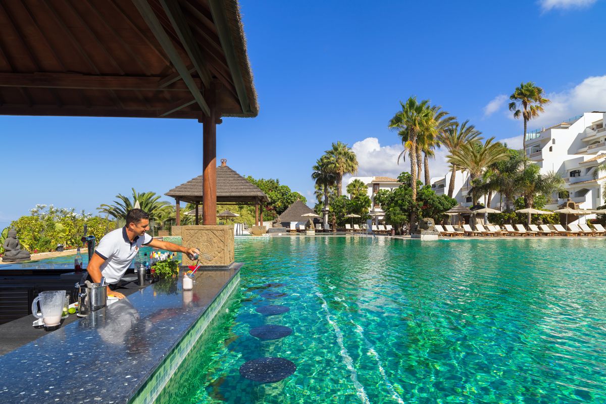 Camarero sirviendo en la barra de una piscina en Tenerife.