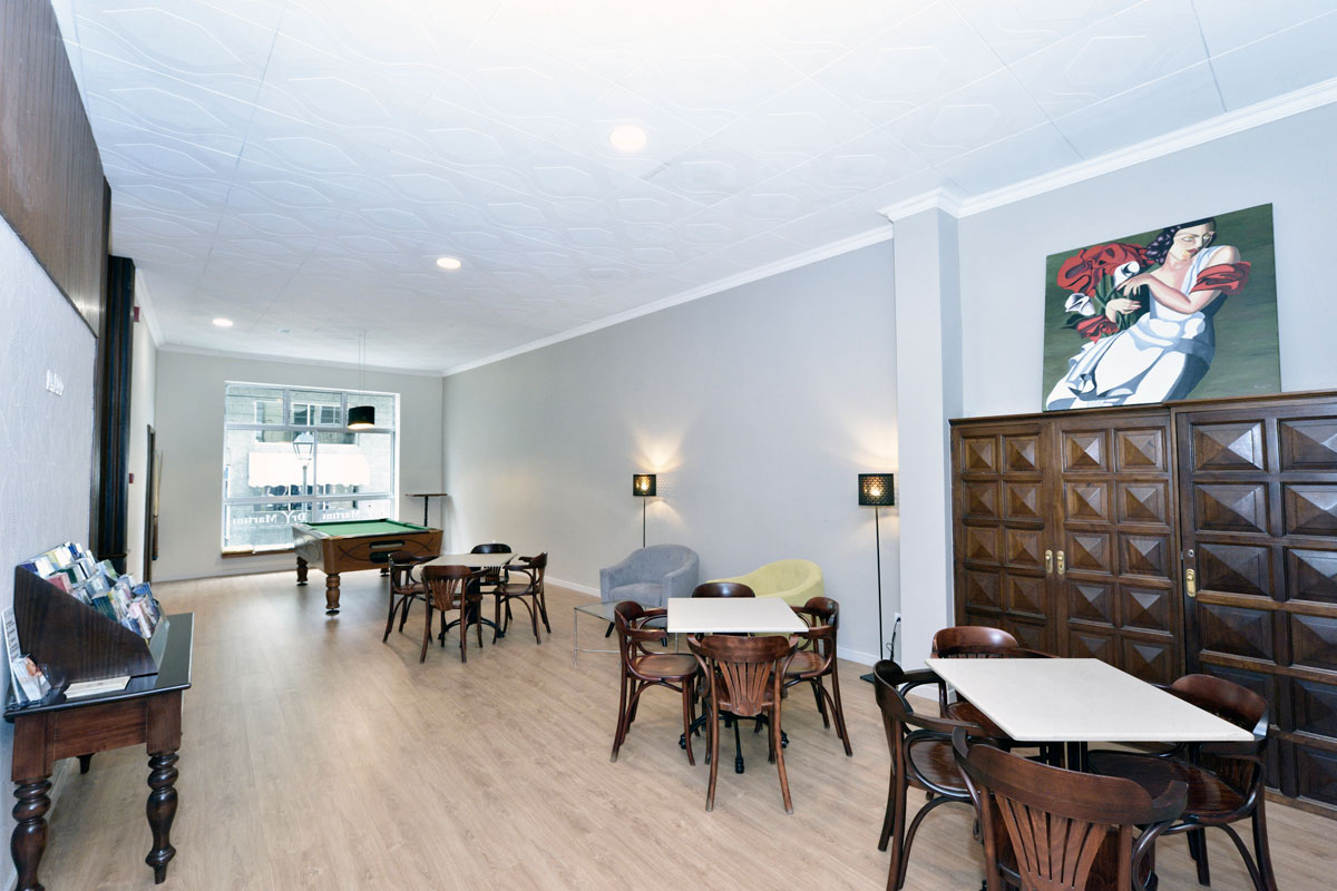 Sala de juegos con mesa de billar y mesas de café en Tenerife.