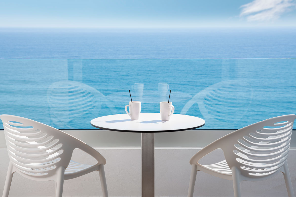 Mesa con dos tazas frente al mar en Tenerife.