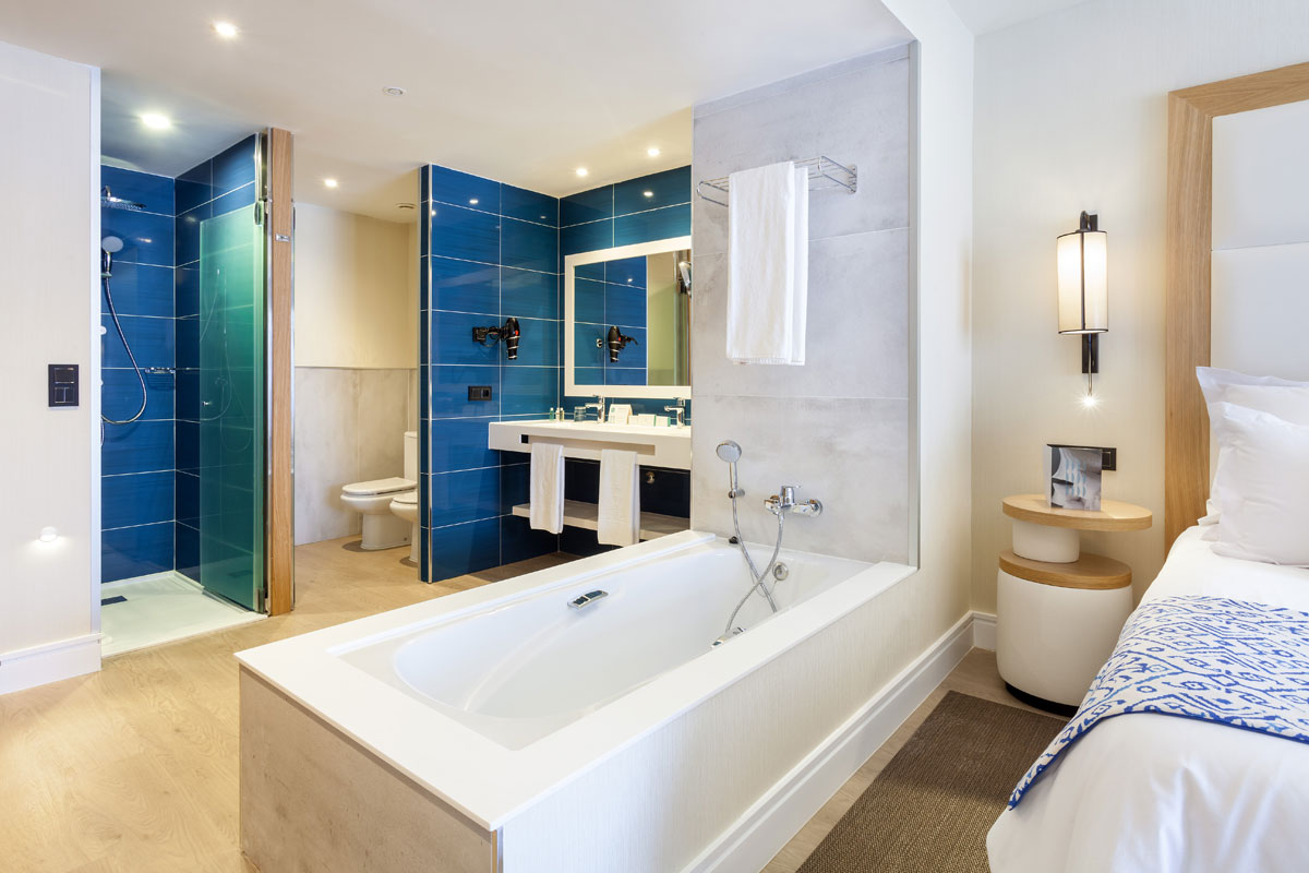 Baño moderno con bañera y ducha en suite hotel en Tenerife.