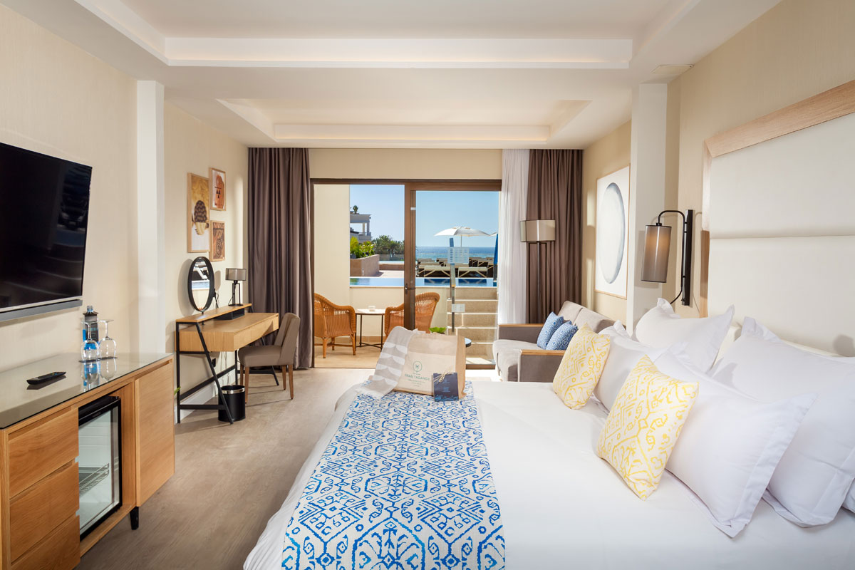 Habitación de hotel con vista al mar y terraza en Tenerife.
