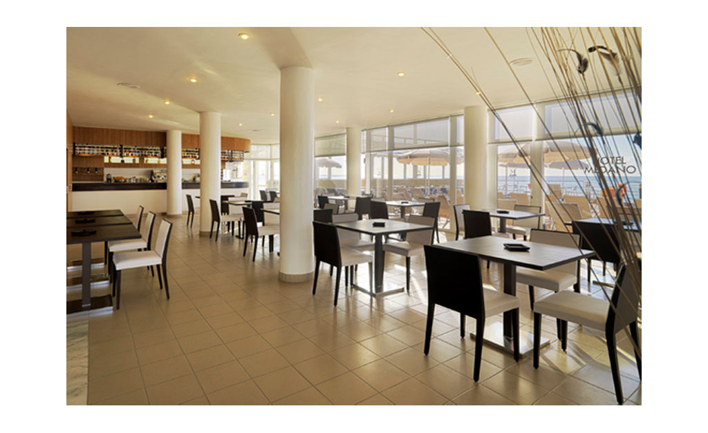 Restaurante del Hotel Medano con vista al mar en Tenerife.