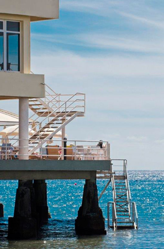 Terraza con escaleras sobre el mar en Tenerife.