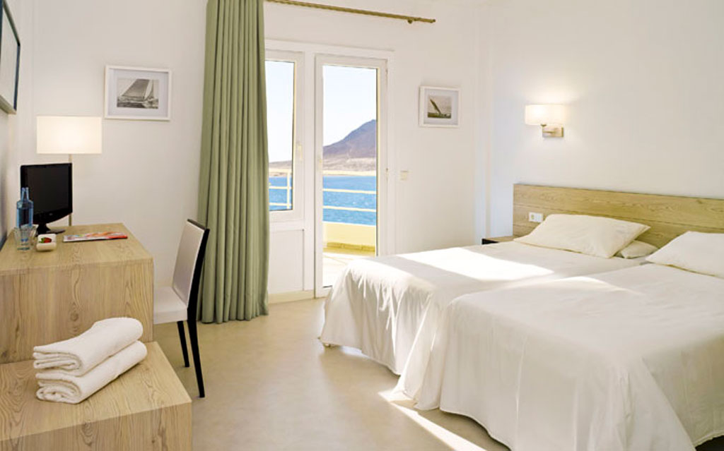 Habitación doble en hotel con vista al mar en Tenerife desde el balcón.