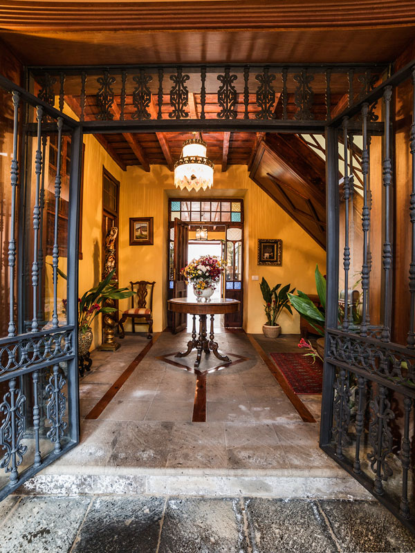 Entrada histórica con mesa y flores en Tenerife.