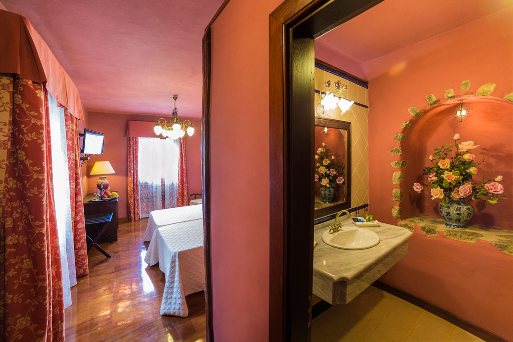 Habitación con decoraciones florales y baño en Tenerife.
