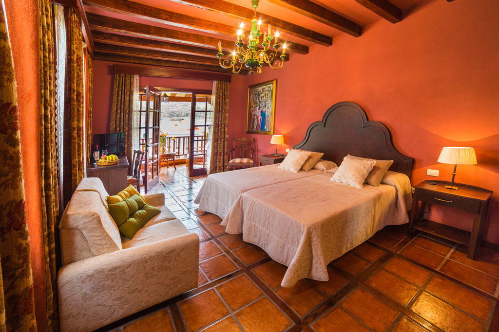 Habitación con dos camas y balcón con vista en Tenerife.