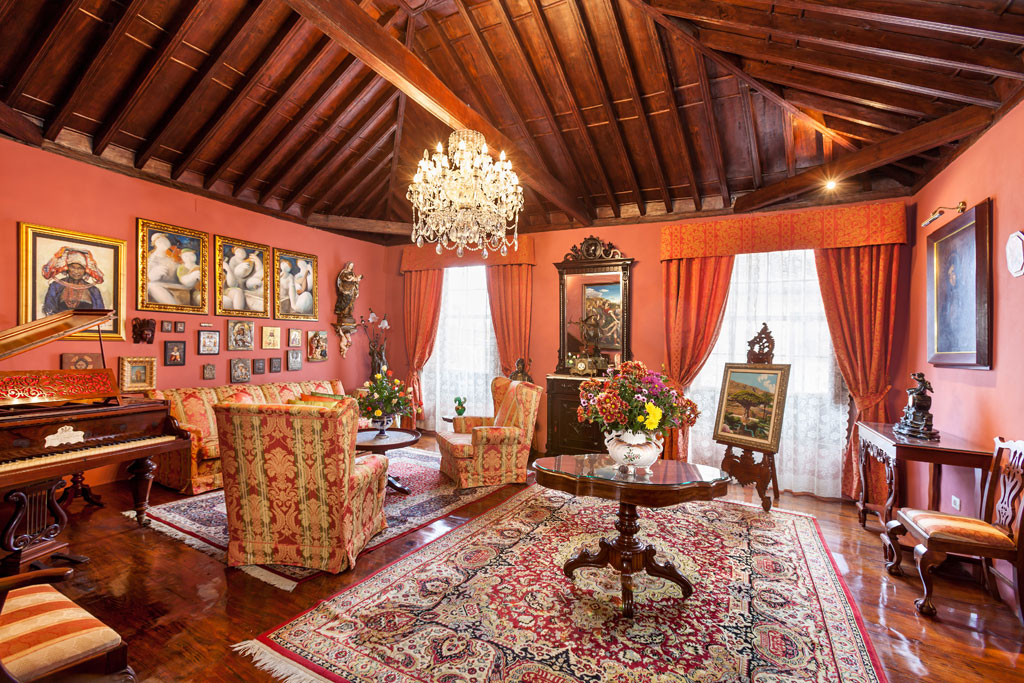 Sala de estar con mobiliario clásico y obras de arte en La Orotava, Tenerife.