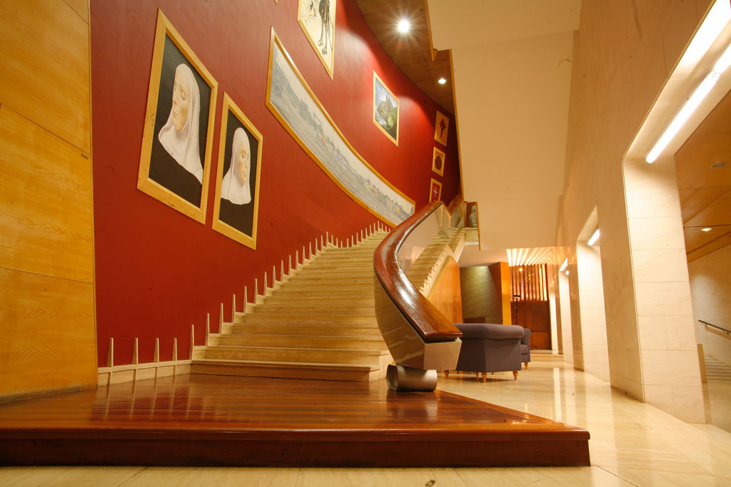 Interior del Auditorio de Tenerife con escaleras y cuadros en la pared.