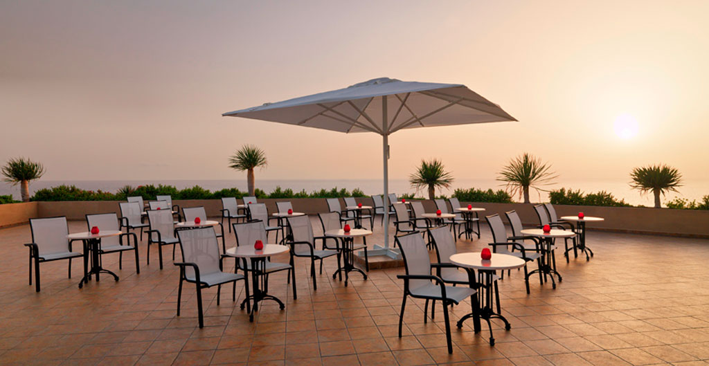 Terraza con mesas y sillas con vista al atardecer en Tenerife.