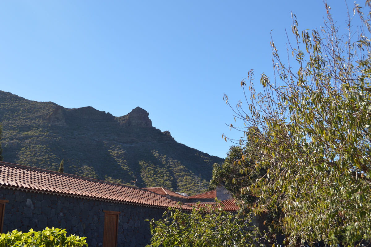 Tejado de tejas rojas y montaña al fondo en Santiago del Teide, Tenerife.
