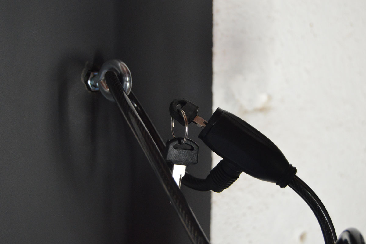 Llave en candado de bicicleta asegurada a la pared en Tenerife.