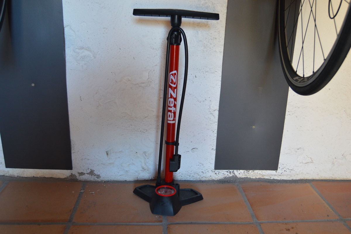 Bomba de aire Zéfal para bicicleta junto a una rueda en un garaje de Tenerife.