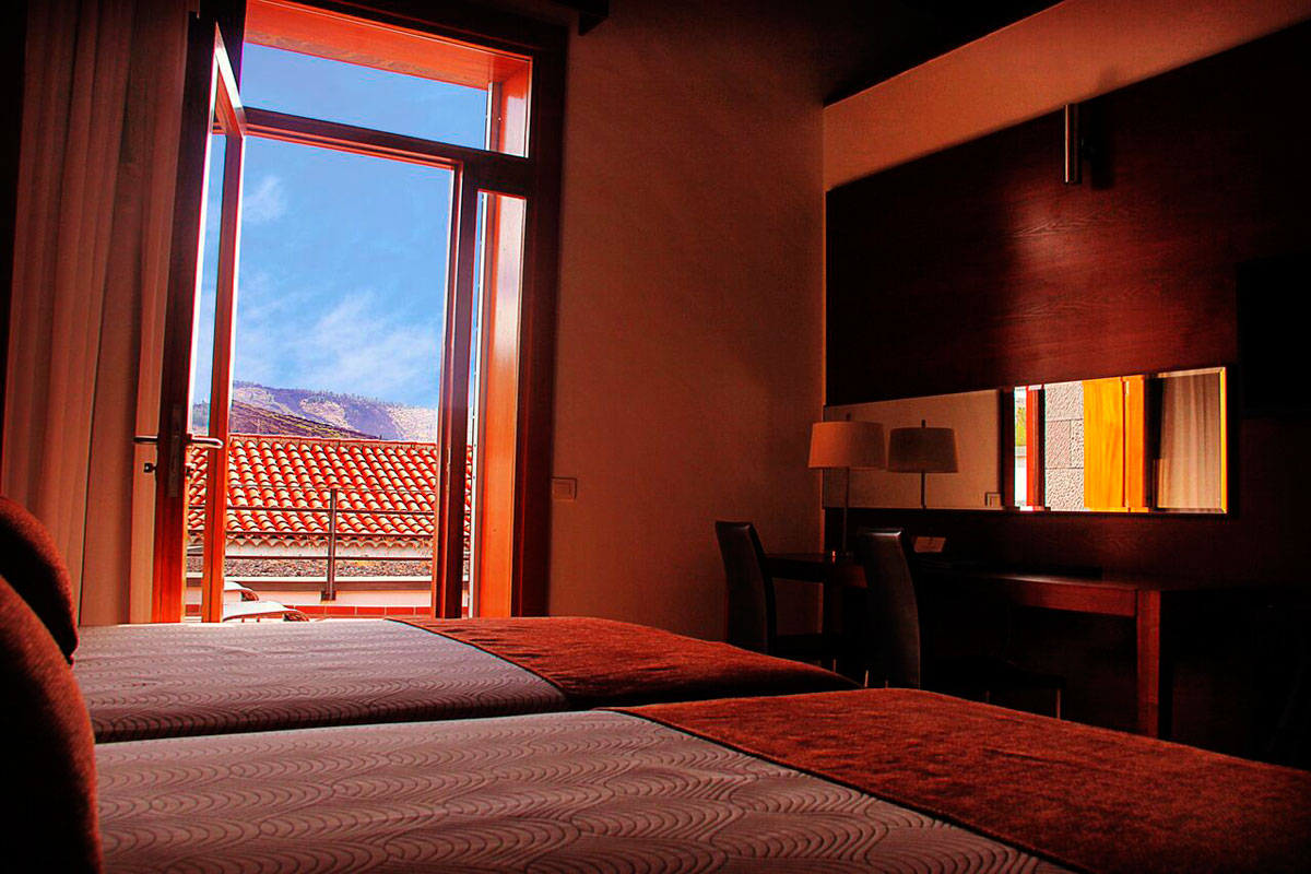 Habitación con vista a montaña y techos rojos en Tenerife.