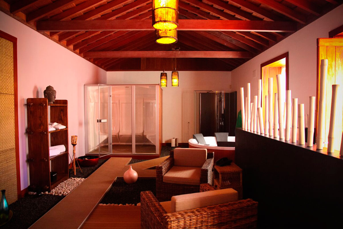 Sala de spa con sauna y sillones de mimbre en Tenerife.