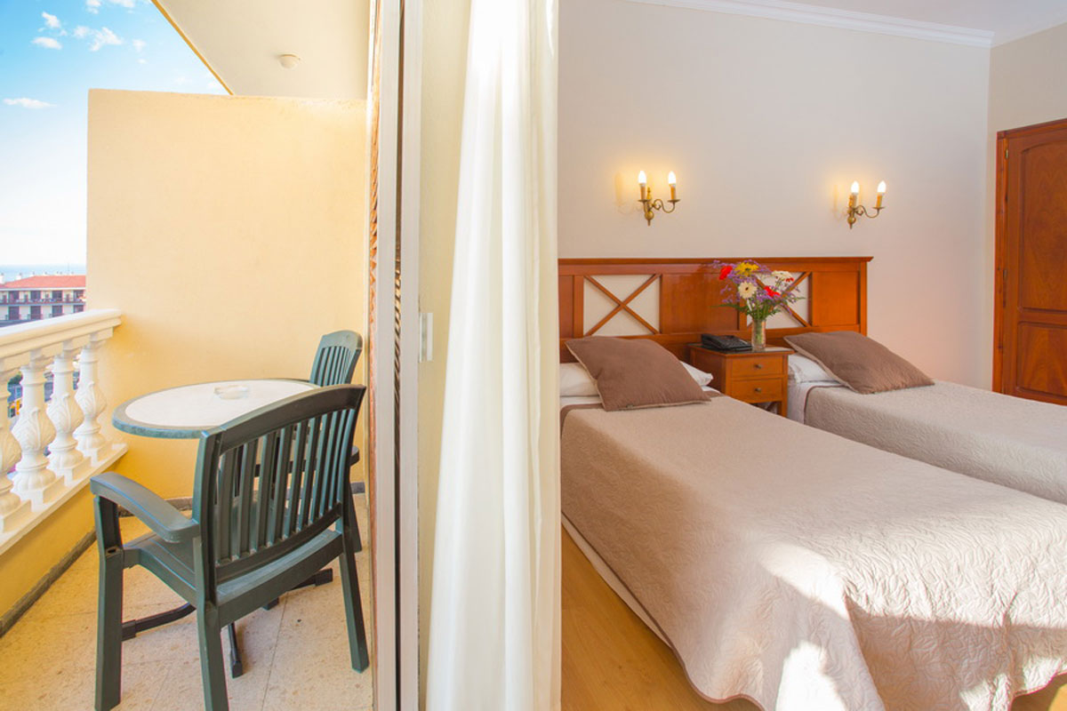 Habitación doble con balcón y vista al mar en Tenerife.