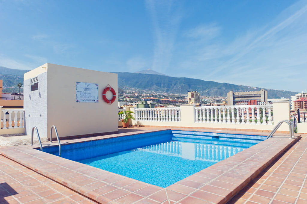 Piscina en la azotea con vistas al Teide en Puerto de la Cruz, Tenerife.
