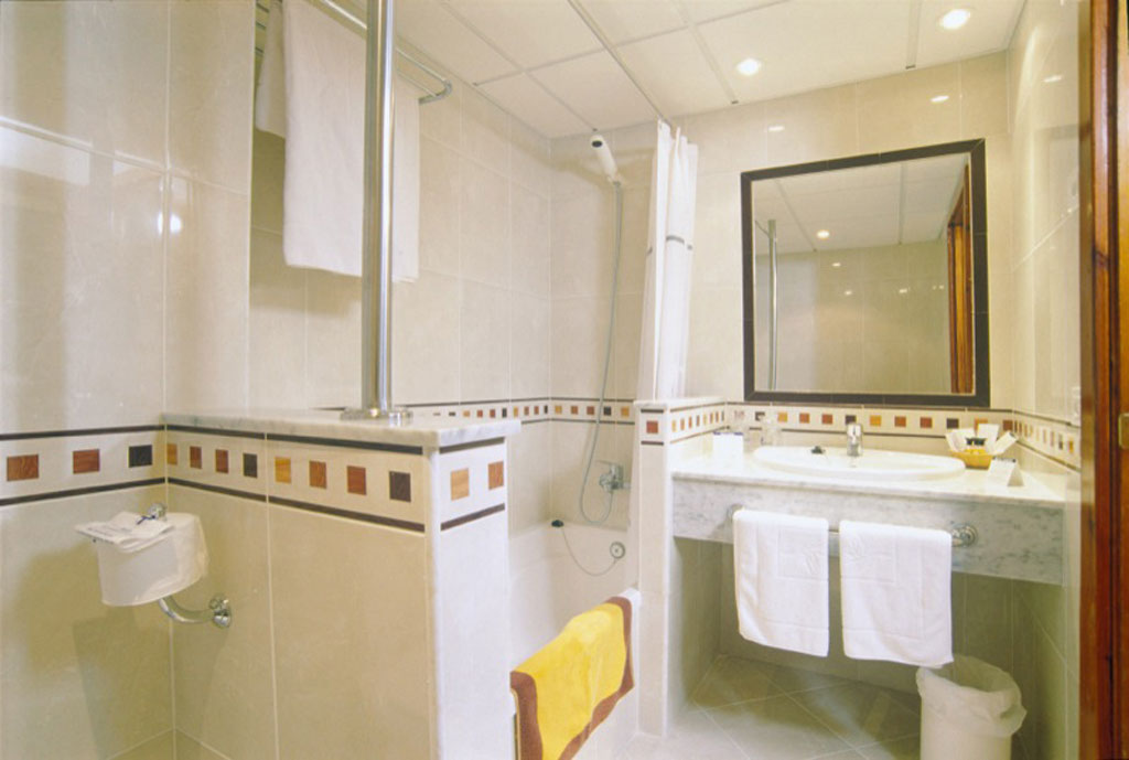 Baño con ducha y lavabo en un hotel de Tenerife.