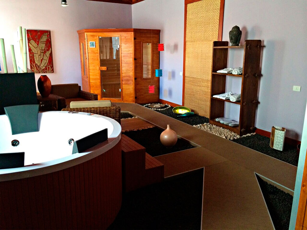 Jacuzzi y sauna en spa, Tenerife. Muebles de mimbre, estantería con toallas.