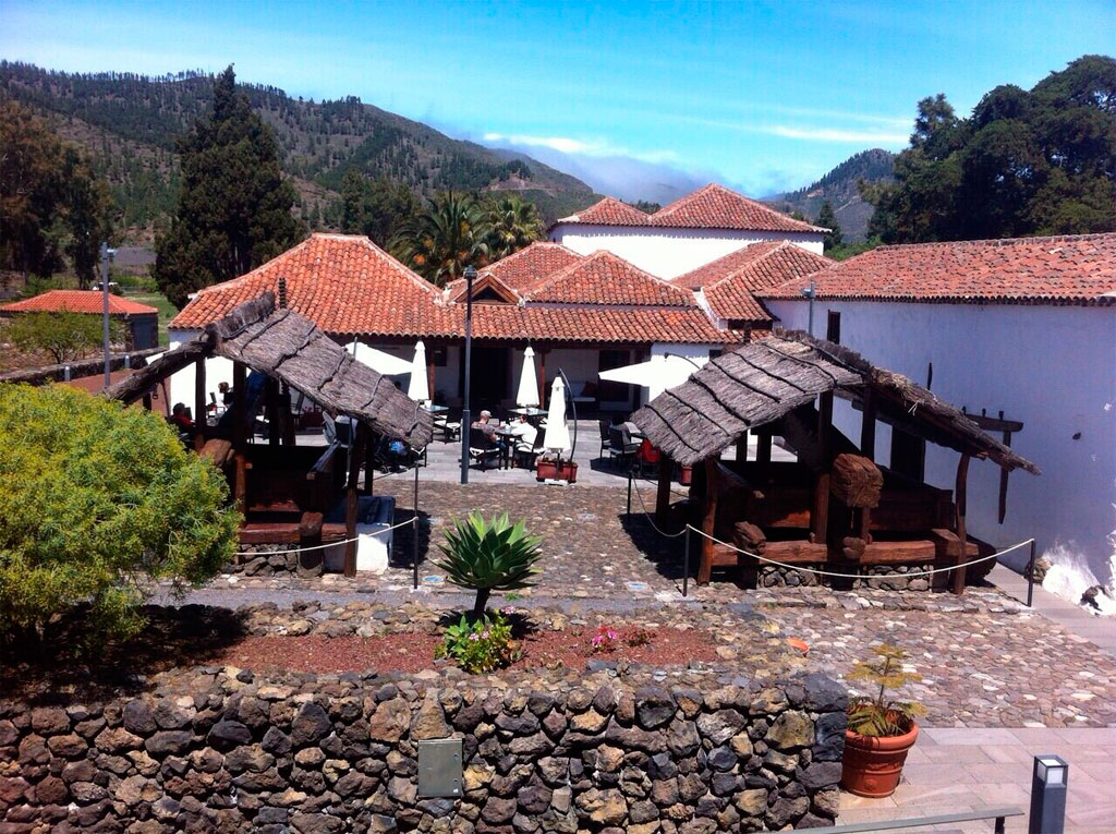 Patio con tejados de teja roja y montañas en Tenerife.
