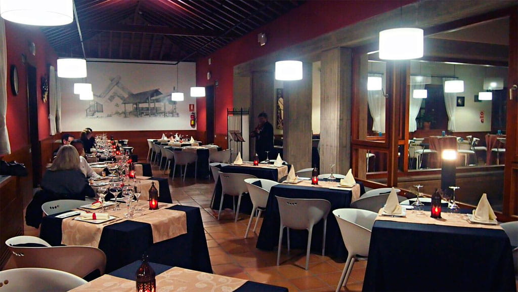 Restaurante en Tenerife con mesas preparadas para los comensales.