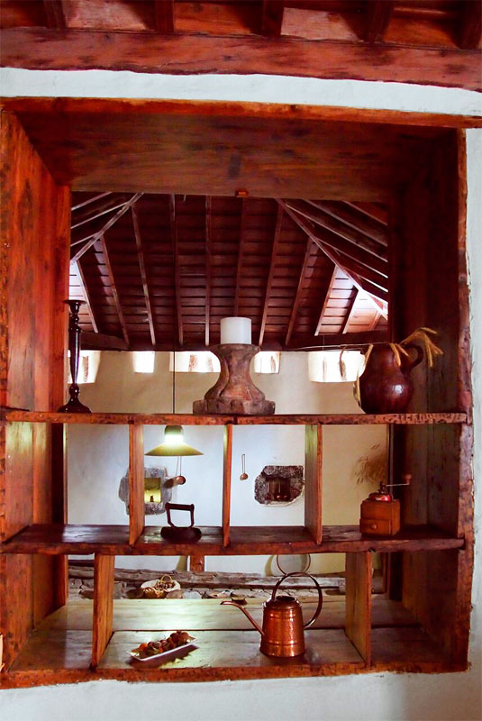 Estantería de madera con objetos decorativos en una casa tradicional en Tenerife.
