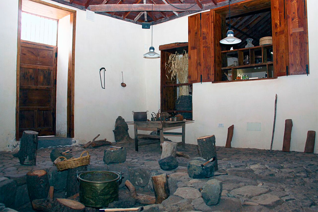 Antigua cocina tradicional en Tenerife con utensilios y leña.