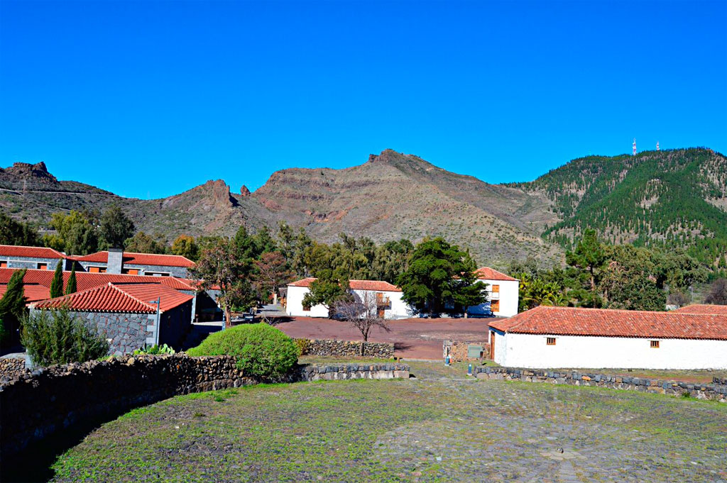 Conjunto de casas rurales frente a montañas en Tenerife.