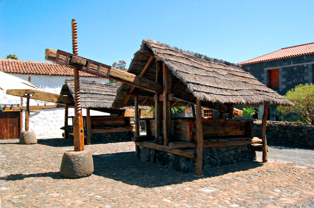 Prensa de madera en patio empedrado en el Museo de Antigua, Tenerife.