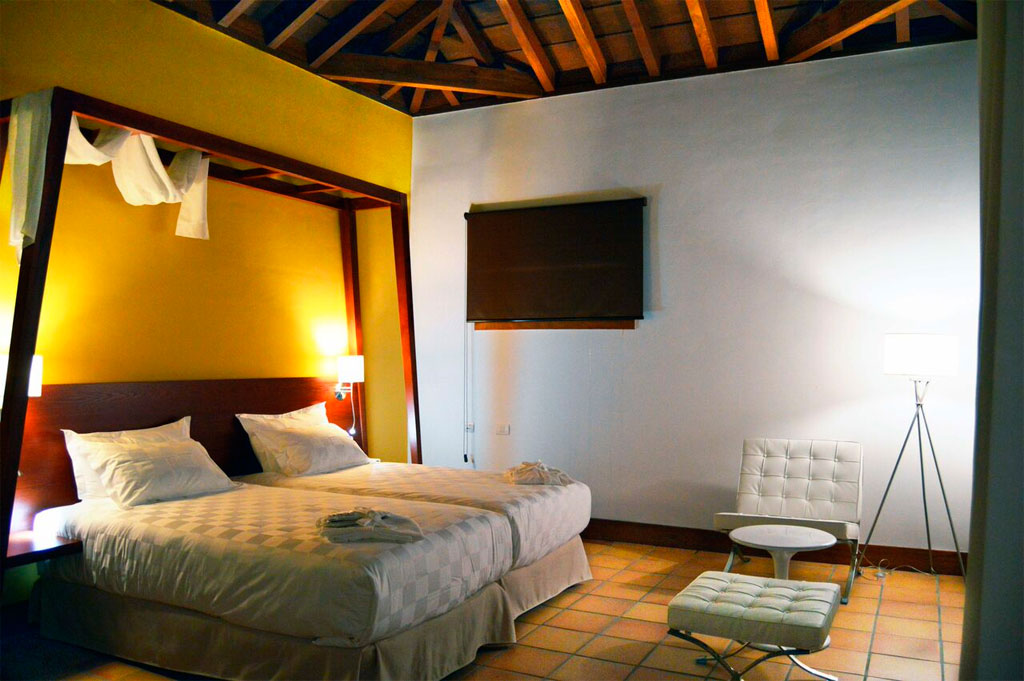 Habitación con cama doble y muebles modernos en hotel de Tenerife.