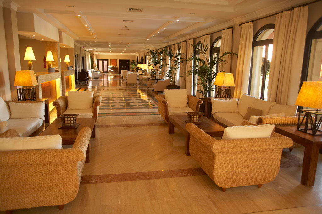 Lobby con sofás y lámparas en un hotel en Tenerife.