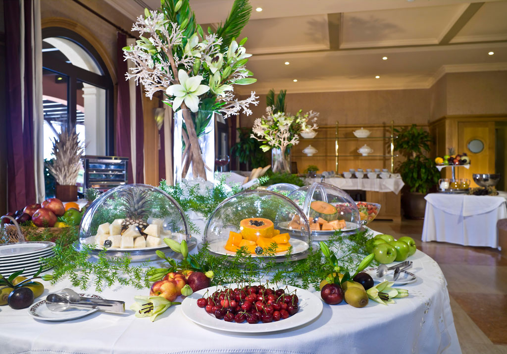 Mesa con frutas y quesos en un buffet en Tenerife.