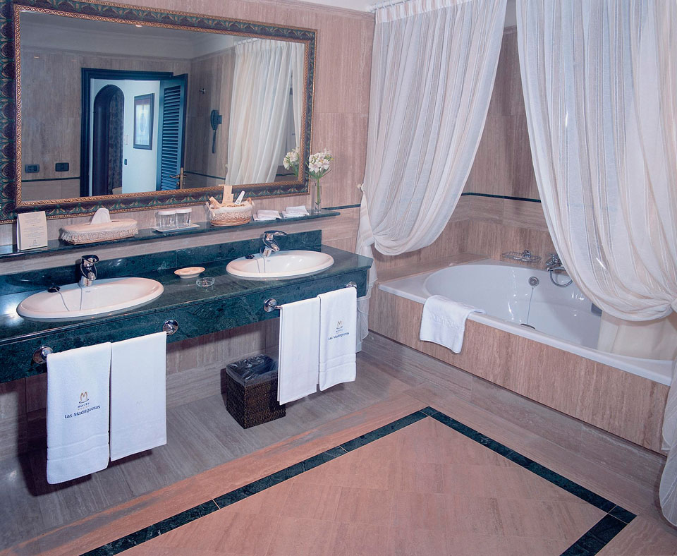 Baño elegante en Las Madrigueras Tenerife, con lavabo doble y bañera.