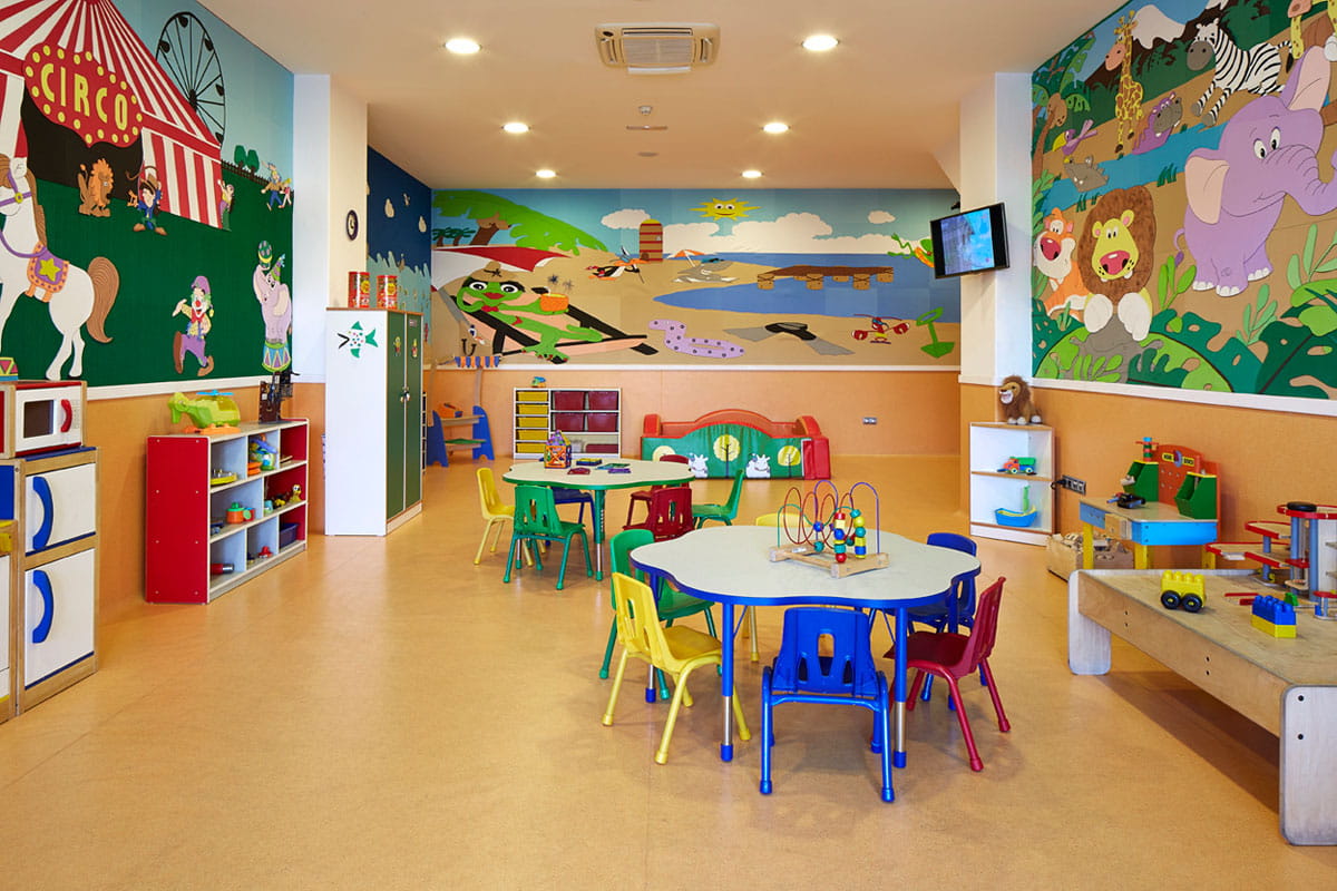 Aula de juegos infantiles con decoraciones de circo y animales en Tenerife.