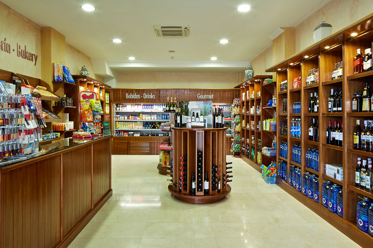Tienda con estantes de bebidas y sección gourmet en Tenerife.