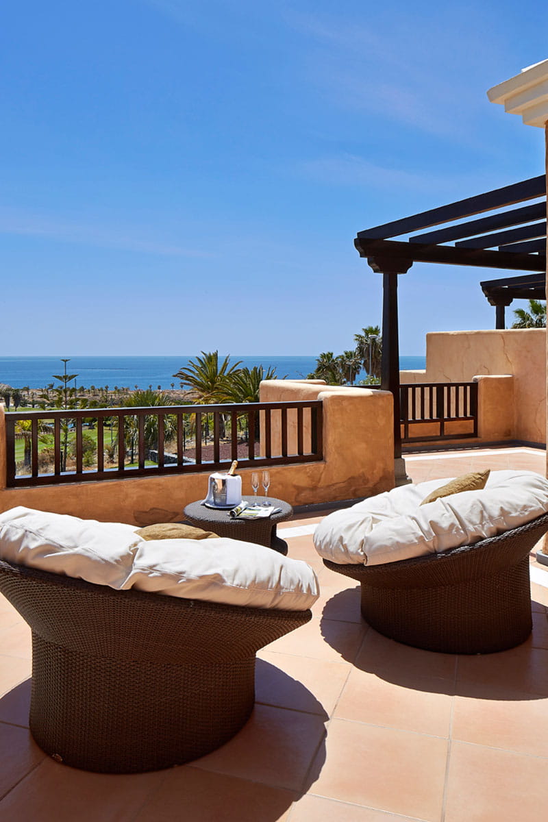 Terraza con vistas al mar y muebles de exterior en un hotel en Tenerife.
