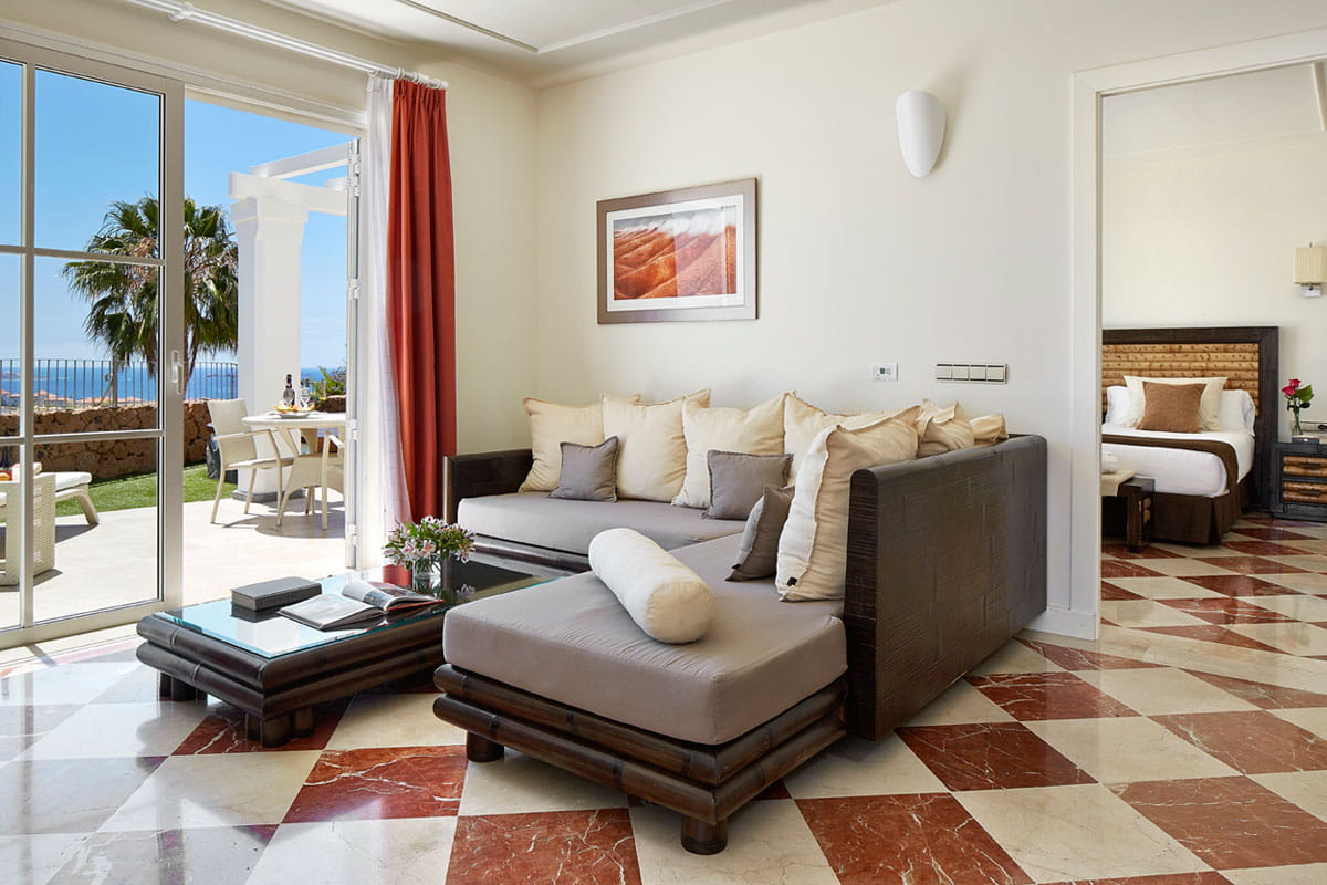 Sala de estar con sofá y vista al mar en una villa de Tenerife.