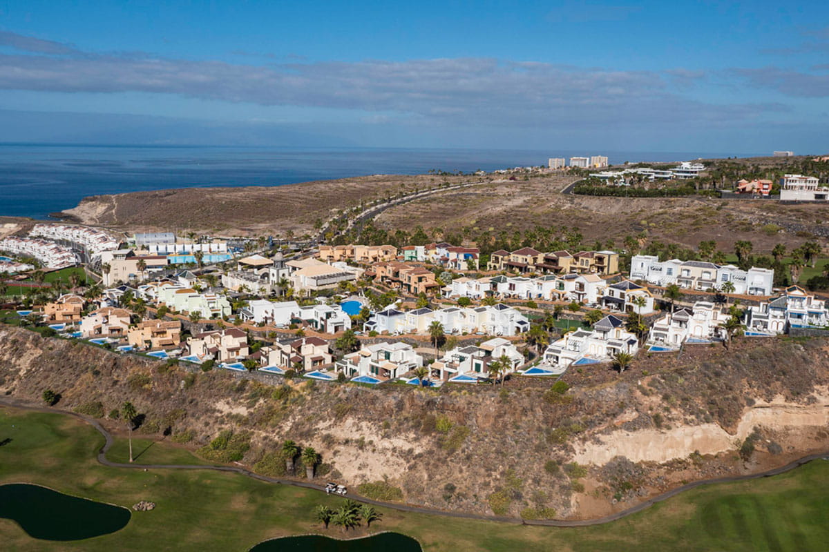 Vista aérea de villas y paisaje costero en Tenerife.