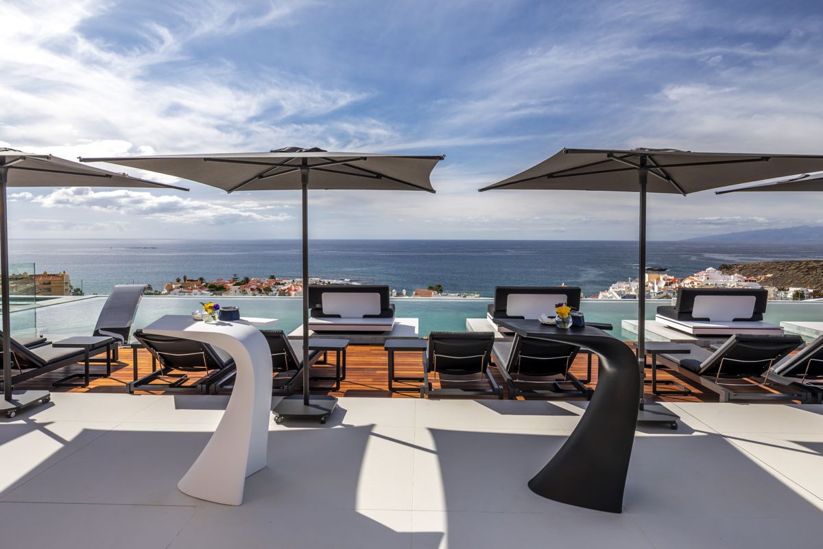 Terraza con tumbonas y sombrillas con vista al mar en Tenerife.