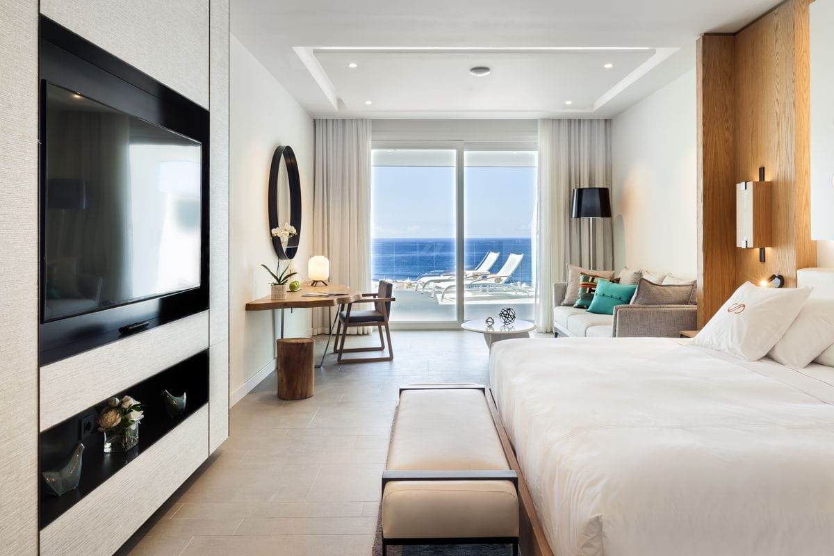 Habitación moderna con vista al mar y terraza en Tenerife.
